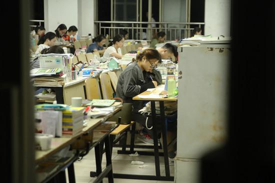 考研复习现场。 视觉中国供图