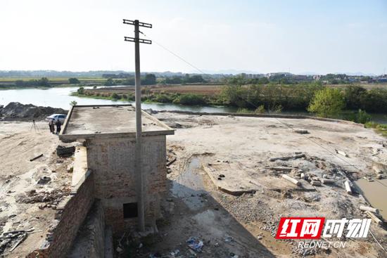 衡阳县洪市镇联合水利、城管等多部门将该镇益民沙场在8月底全部整改完毕，清理掉上百吨废铁。