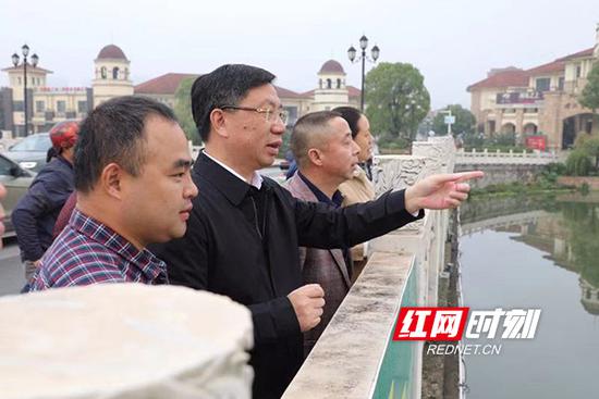 10月22日，石鼓区委副书记、区长刘浪（左二）沿雁栖湖巡湖。