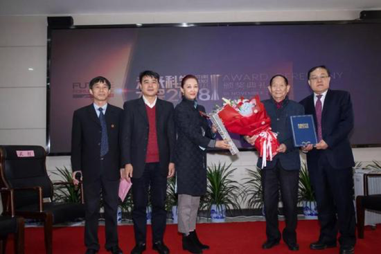 袁隆平在长沙接受2018年未来科学大奖奖杯证书