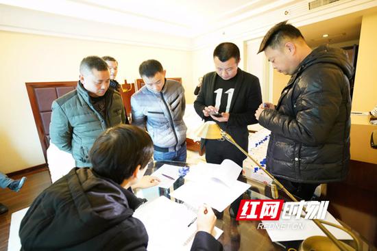 1月7日上午，参加衡阳市第十五届人民代表大会第五次会议的代表们陆续来到各代表团驻地报到。