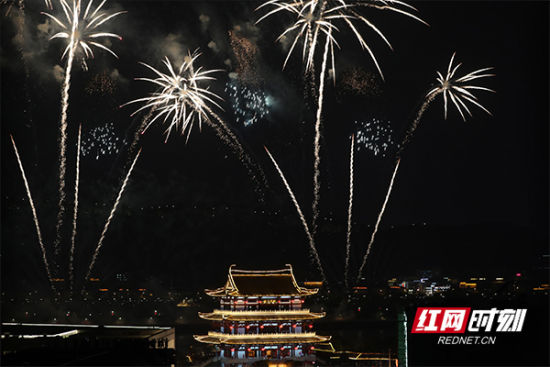 10月1日晚,浏阳“气态无烟发射型烟花”首次亮相橘子洲