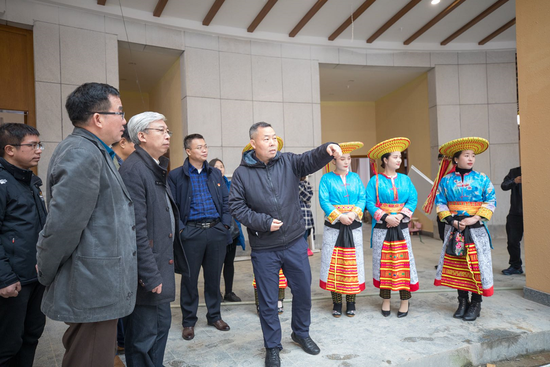 高扬先（右四）一行调研花瑶帽游客接待中心项目建设情况