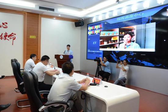 北湖区委书记罗成辉在融媒体中心与记者连线。