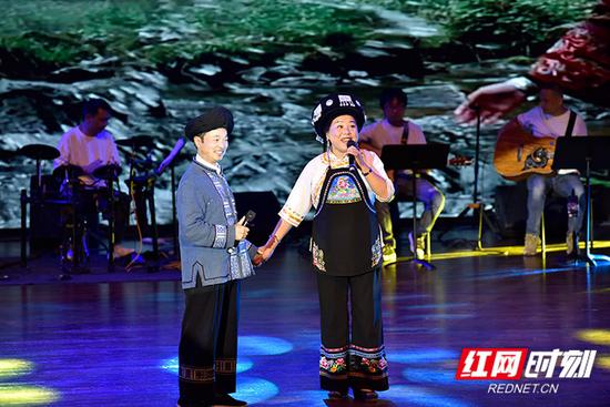 对唱《郎在高山打一望》《马桑树儿搭灯台》