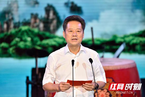 张家界市委书记、市人大常委会主任虢正贵致辞并宣布演唱会开始。