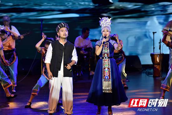 《你莫走》原创者山水组合携此民谣压轴唱响星城长沙,现场气氛达到高潮。