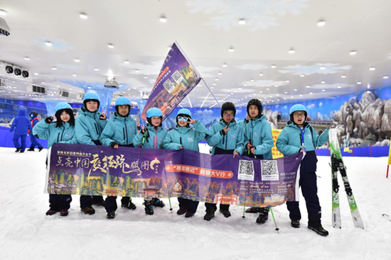 大V与工作人员在滑雪场合影留念