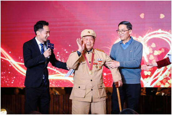 抗美援朝老兵上台分享抗战精神