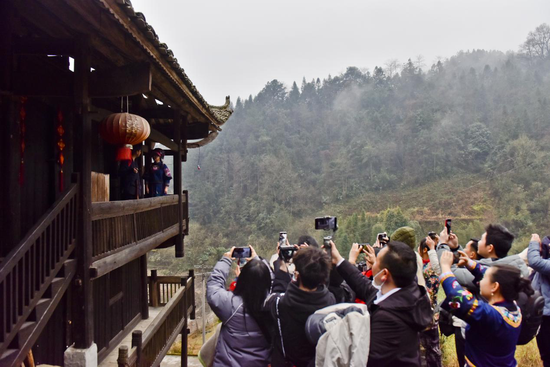 大家看到剧中场景欣喜若狂，纷纷拿出手机相机拍照留恋。