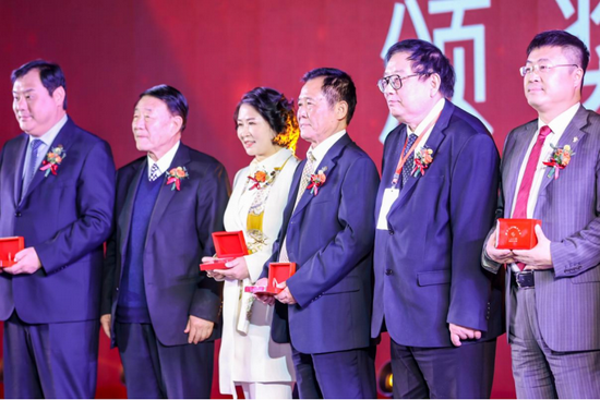 领导为《金侨七子》中的六位代表颁发荣誉勋章