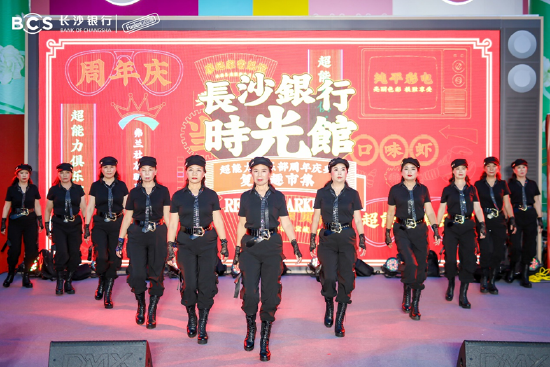 （《时尚背包秀》节目现场图）