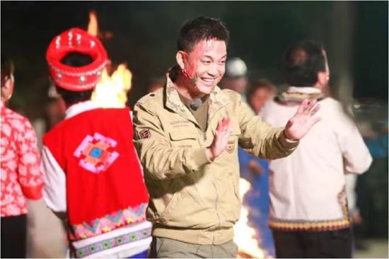  李锐拍摄《爸爸去哪儿4》时在红石林摸泥狂欢