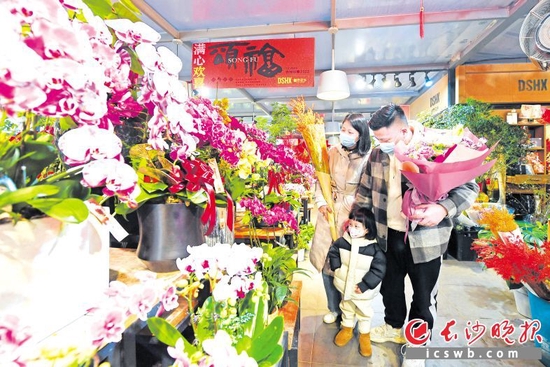 新年到,花市俏。1月1日,三湘花卉市场一花店内,市民在选购鲜花。