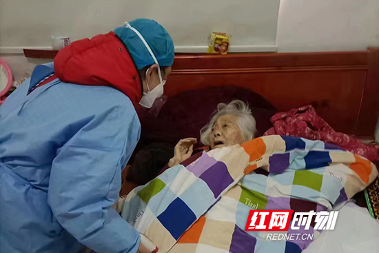 2022年12月29日，长沙黄兴医院的家庭医生团队前往敬老院为孤寡老人提供健康服务。