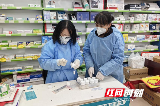 　　2022年12月22日晚，在邵阳中心大药房益民店，市场监督管理局工作人员正协同药店员工对刚到的8000瓶对乙酰氨基酚片进行拆零包装，尽可能扩大防疫药品的保障面。