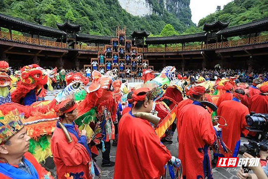 德夯峡谷景区“过苗年·百狮会”。