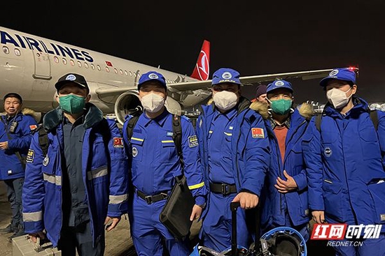 当地时间2月9日01：08分，蓝天救援队抵达伊斯坦布尔，随后转机前往马拉蒂亚。