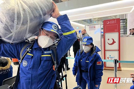 7名湖南省红十字蓝天救援中心的专业救援队员，与全国蓝天救援队员一同从武汉登机，飞赴土耳其，驰援当地抗震救灾。