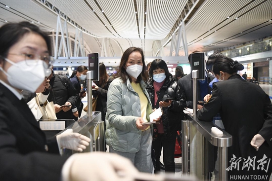 2月8日晚，长沙黄花国际机场，前往越南芽庄的游客排队进入边检通道。