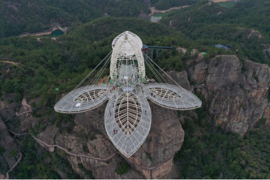 三叶草形状的中国悬崖天眼观景平台