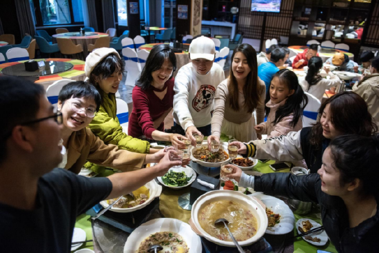 (运动过后,体验官品尝神农谷养生美食 星辰体验官 秀虎摄)
