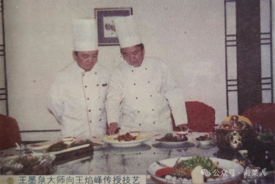 王墨泉向儿子王焰峰传授技艺
