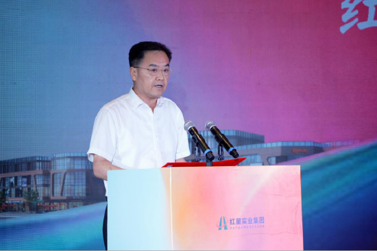 图:罗跃上台致辞