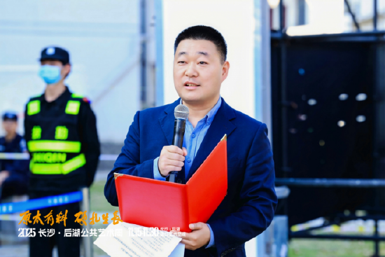 　　展览策展人、中国美协青年工作委员会委员、湖南省画院美术馆馆长、湖南省美协美术理论委员会主任李辉武主持