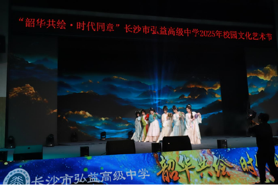 《诗衣千年，山河共此袍》