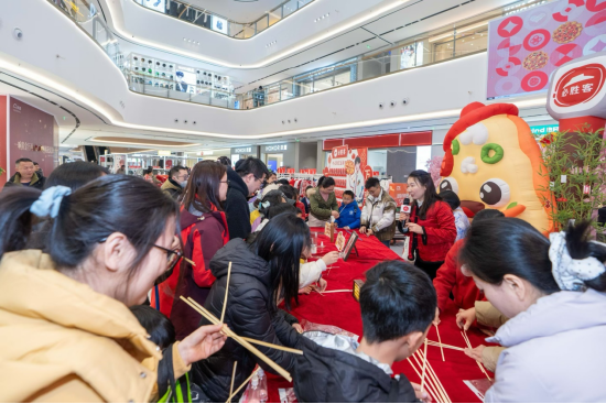 市民参与必胜客新春竹编非遗活动