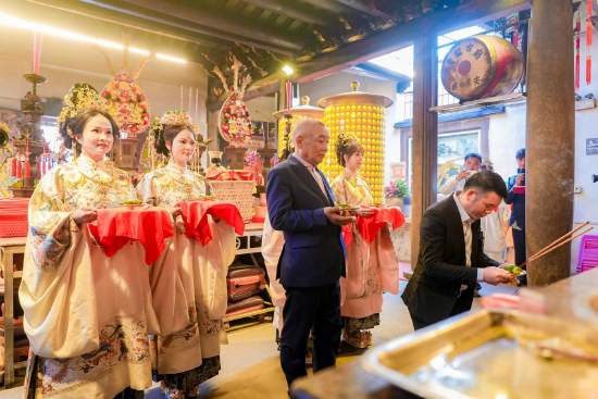 风水泰斗陈帅佛先生（左）依古制行槟榔敬神之礼