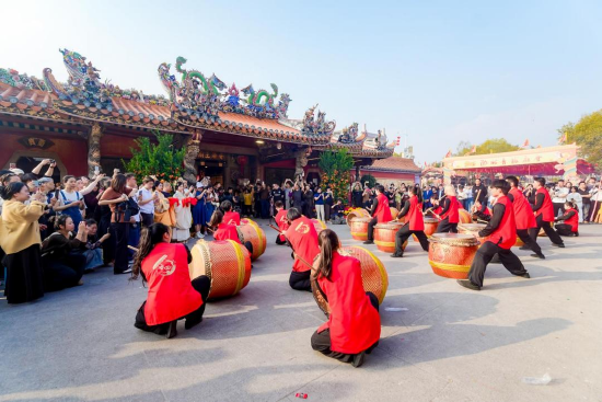 青龙古庙前锣鼓铿锵，市民游客共襄民俗盛典