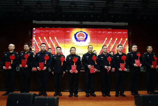 10名辅警在安保维稳“百日会战”中成绩突出,被授予“百日会战之星”奖