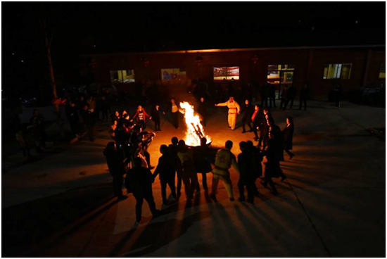 村民与游客一起围绕篝火载歌载舞。