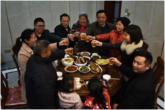 阖家围桌共聚,尽享团圆的喜悦。