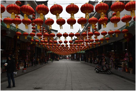 傍晚时分南岳镇上，喜庆的灯笼沿街布置完毕，传统庙会快要开始了。