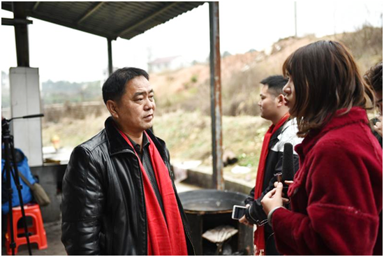 南岳红星村村支书康书记正在接受记者们的采访。