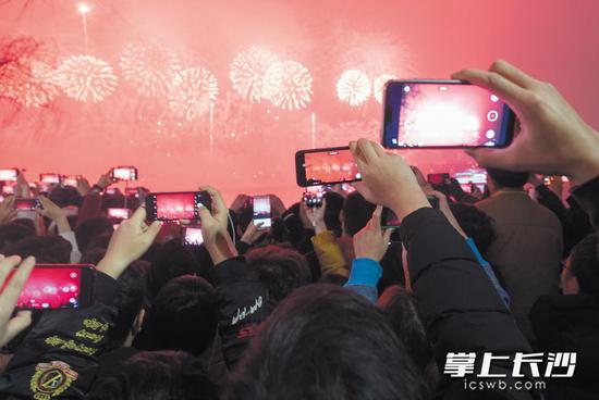 湘江风光带上,游客、市民争相用手机记录精彩的瞬间。
