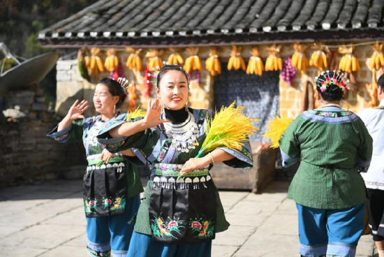 湖南湘西凤凰县竹山村的村民在“爱在竹山沉浸式体验剧”中表演。新华社记者 陈泽国 摄