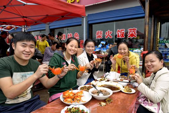 各地游客慕名而来品尝鹤龙湖大闸蟹