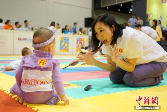 资料图:婴幼儿做游戏。 中新社记者 张炜 摄