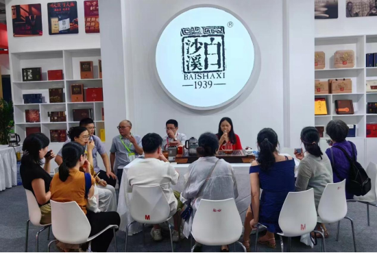 集团白沙溪茶厂展位品茶的市民络绎不绝