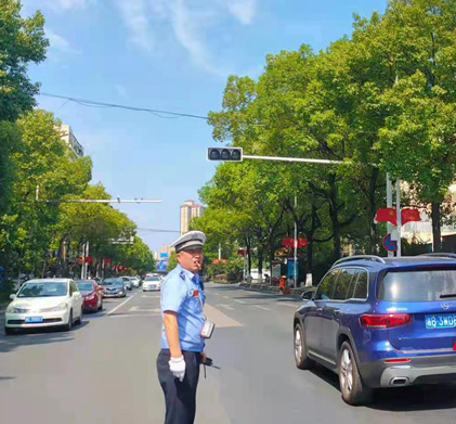 荷塘交警在停电路口用手势指挥车辆