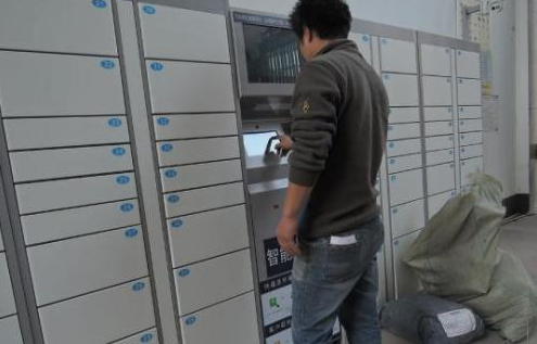 资料图:快递员使用智能快递柜投送包裹