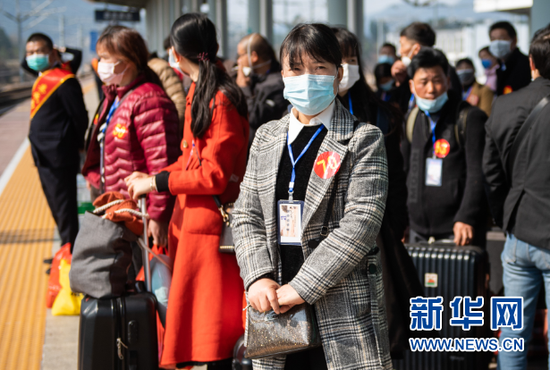 2月24日,在娄底南站站台,返岗复工人员在等候专列的到来。