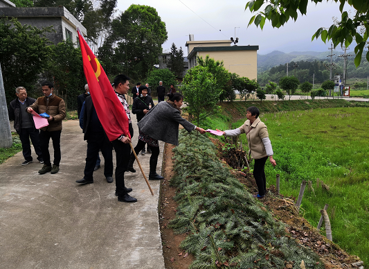 洋际乡交通顽瘴痼疾整治主题党日活动进村入户宣传