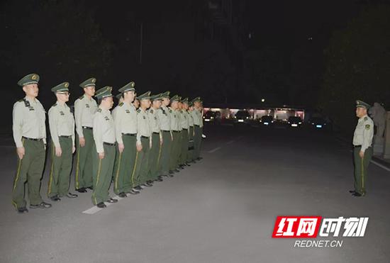 10月1日夜，衡阳市公安消防支队全体干部和大队防火监督人员兵分30路开展集中夜查行动。