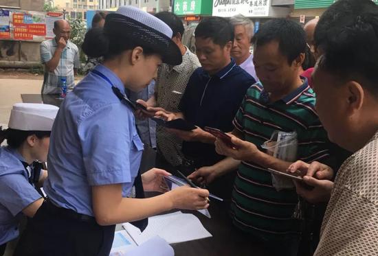 衡阳县公安局交警大队流动车管所进农村