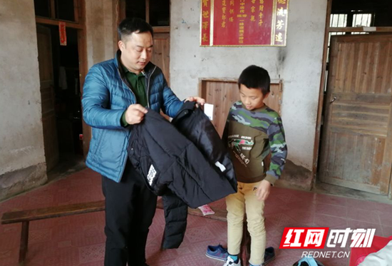 爱心人士陈发军为黄荣峰送去了新衣服、新鞋子、棉被等过冬物资和慰问金。